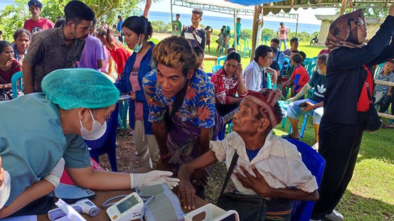 Masyarakat suku adat di Desa Ratenggaro, Sumba Barat Daya, NTT, mengikuti kegiatan vaksinasi COVID-19, inklusif, Minggu (12/3/2023). ANTARA/HO-Save The Children
