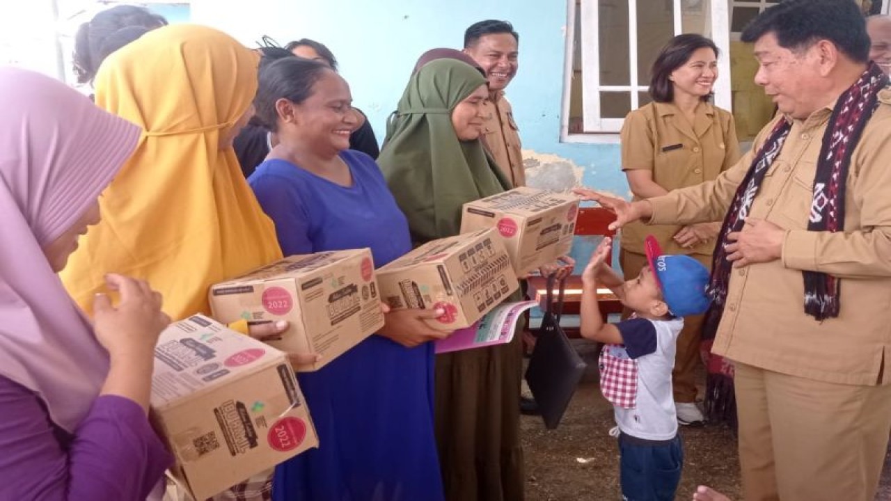 Wakil Bupati Kupang, Provinsi Nusa Tenggara Timur Jerry Manafe (kanan) menyerahkan bantuan makanan tambahan untuk anak-anak balita di Desa Tablolong, Kamis (16/3/2023) dalam mendukung penanganan stunting. (FOTO ANTARA/HO-Prokompim setda Kabupaten Kupang)