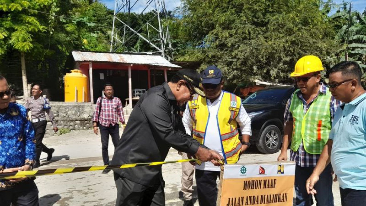 Wakil Gubernur NTT Josef Nae Soi (kedua kiri) saat meresmikan jalur jalan alternatif yang dibuka akibat bencana tanah longsor di Takari Kabupaten Kupang, Jumat (17/3/2023). ANTARA/HO-Biro Humas Setda Provinsi NTT