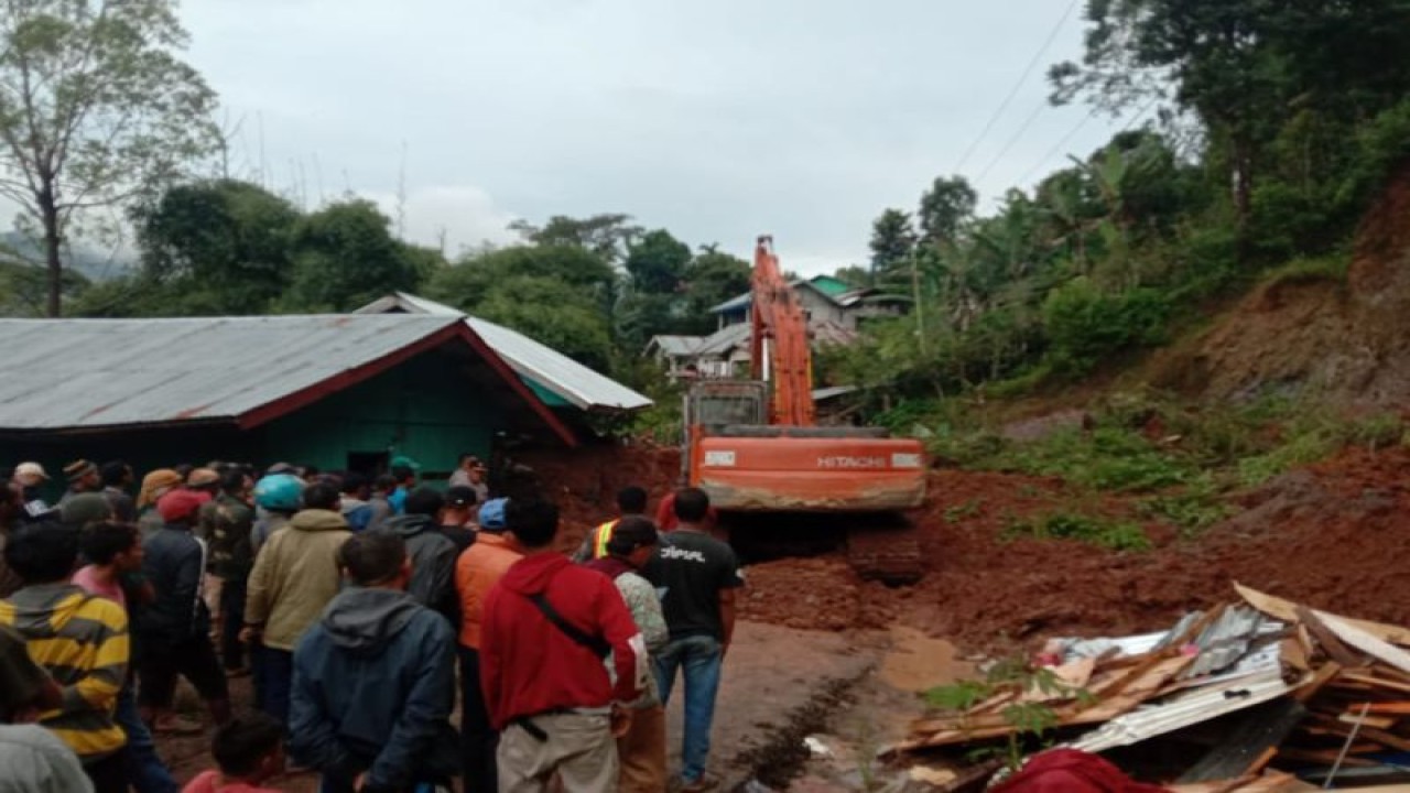 Alat berat membersihkan material longsor di Desa Colol, Manggarai Timur, NTT, Kamis (23/3/2023). ANTARA/HO-Prokopim Manggarai Timur