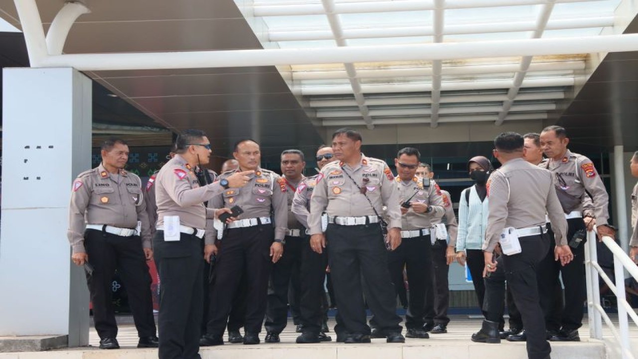 Direktorat Lalu Lintas Polda NTT melakukan pengecekan dan survei jalur yang akan dilintasi oleh para kepala negara dan rombongan dalam kegiatan ASEAN Summit di Labuan Bajo, Manggarai Barat, NTT, Selasa (28/3/2023). (ANTARA/HO-Polres Manggarai Barat)