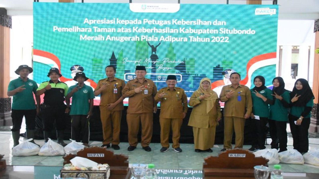 Bupati Situbondo Karna Suswandi dan Wabup Nyai Khoirani foto bersama dengan petugas kebersihan usai menyerahkan sembako dna uang tunai di Pendopo Kabupaten Situbondo. Senin (6/3/2023) ANTARA/HO-Humas Pemkab Situbondo