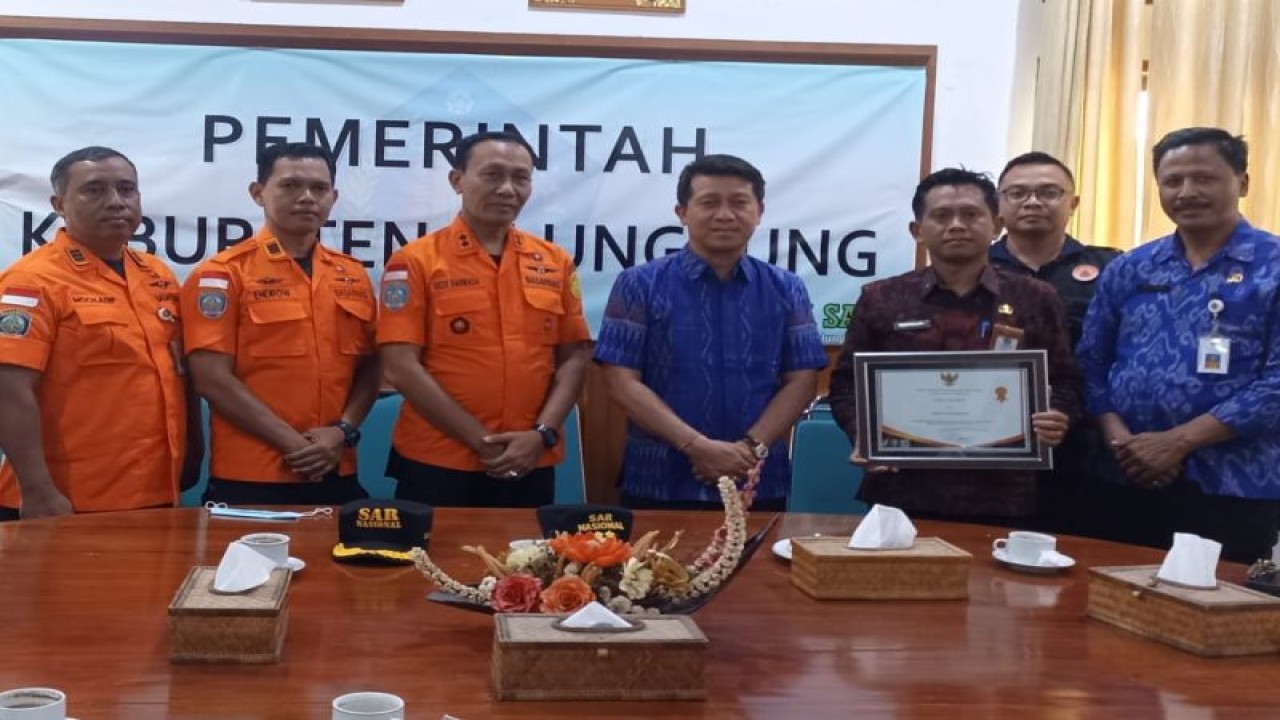 Bupati Klungkung I Nyoman Suwirta (tengah baju biru) berpose bersama Kepala Kantor Pencarian dan Pertolongan (Basarnas) Bali Gede Darmada, beserta jajaran di ruang rapat Kantor Bupati Klungkung, Bali, Jumat (3/3/2023). ANTARA/HO-Humas Basarnas Bali