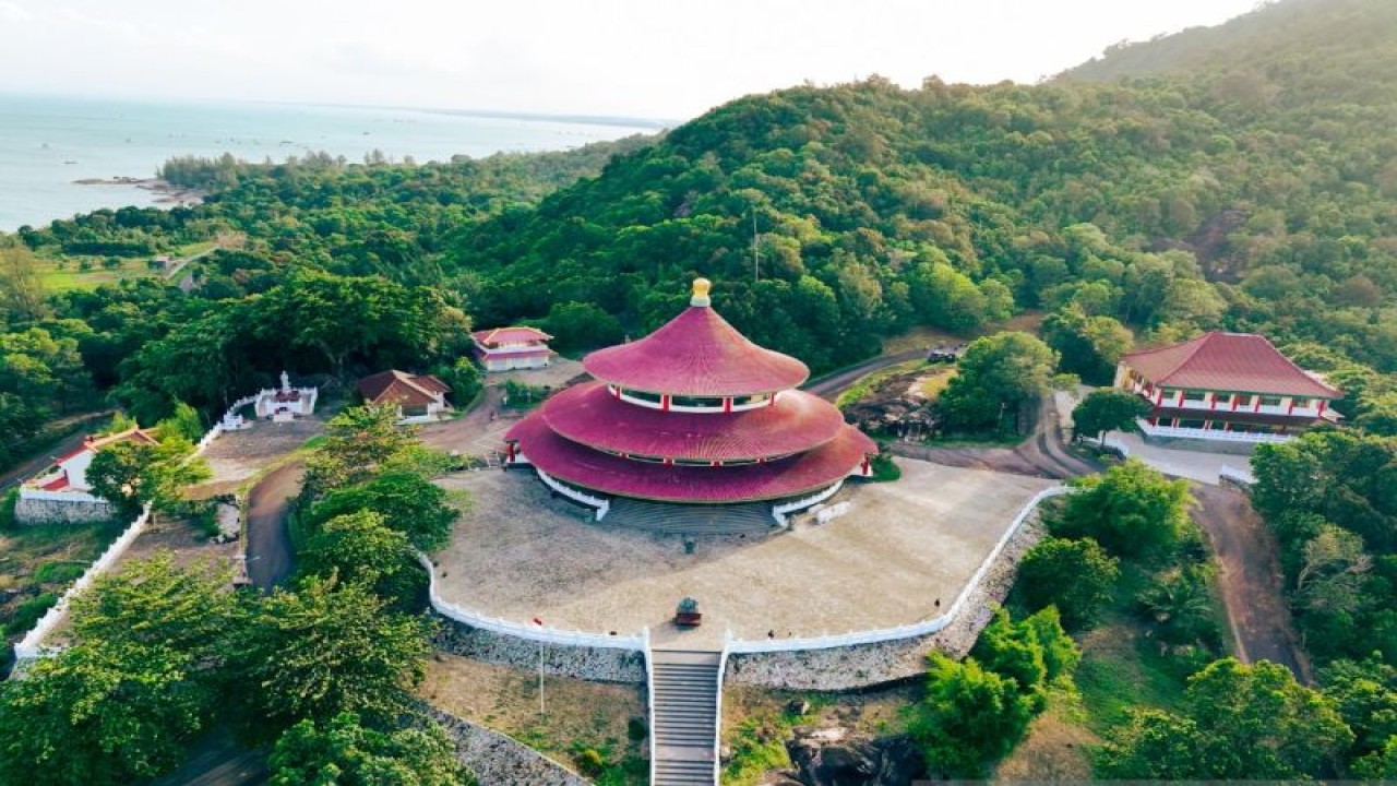 Objek Wisata Pagoda Tri Agung Sungailiat nampak dari atas depan. ANTARA/HO-Dinparbud Bangka
