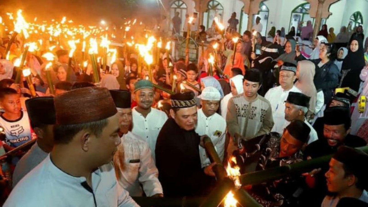 Wakil Bupati bangka barat Bong Ming Ming (tengah kemeja hitam) saat mengikuti pawai obor menyambut bulan suci Ramadhan yang digelar di Kampung Dayabaru, Mentok. (ANTARA/HO-Diskominfo Bangka Barat)