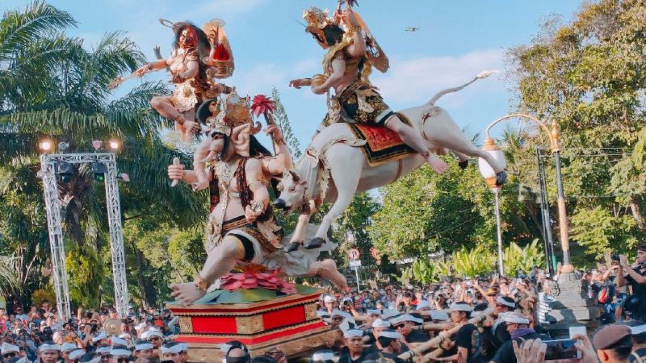 Salah satu ogoh-ogoh yang diparadekan dalam ajang Kasanga Festival saat mengelilingi Patung Catur Muka dan seputaran Lapangan Puputan Badung I Gusti Ngurah Made Agung, Denpasar, Sabtu (18/3/2023). ANTARA/Ni Luh Rhismawati.