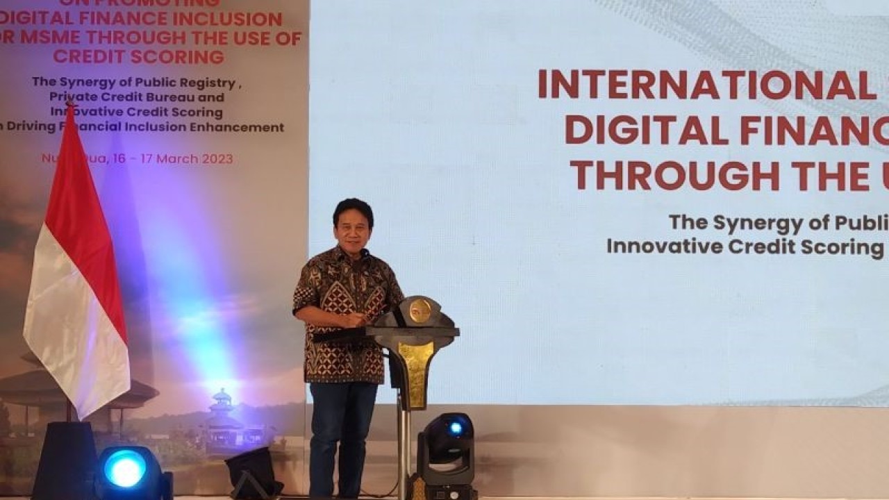 Wakil Ketua Dewan Komisioner OJK Mirza Adityaswara memberikan sambutan pada seminar internasional terkait penilaian kredit di Nusa Dua, Kabupaten Badung, Bali, Jumat (17/3/2023). ANTARA/Dewa Ketut Sudiarta Wiguna