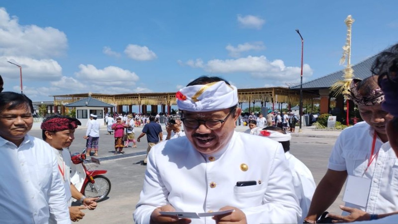 Wakil Gubernur Bali Tjok Oka Artha Ardhana Sukawati saat diwawancara soal rencana pembuatan pergub rental kendaraan di Karangasem, Senin (13/3/2023). ANTARA/Ni Putu Putri Muliantari