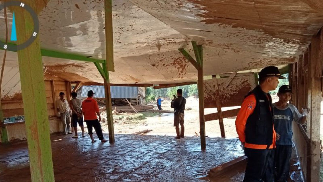 BPBD OKU Selatan meninjau lokasi banjir bandang di Desa Sidorahayu, Kecamatan Buay Pemaca, Jumat (10/3/2023). (ANTARA/Edo Purmana)