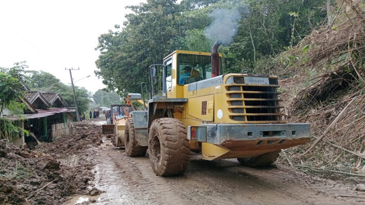 Personel BPBD OKU membersihkan material tanah longsor yang menutupi jalan di Kecamatan Ulu Ogan, Sabtu. (ANTARA/Edo Purmana/23)