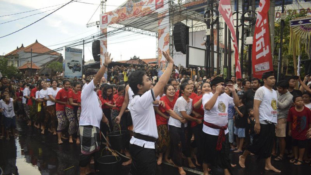 Sejumlah pemuda dan pemudi mengikuti Tradisi Omed-Omedan di Banjar Kaja Sesetan, Denpasar, Bali, Kamis (23/3/2023). ANTARA/Pungkas Dwitanto/wsj.