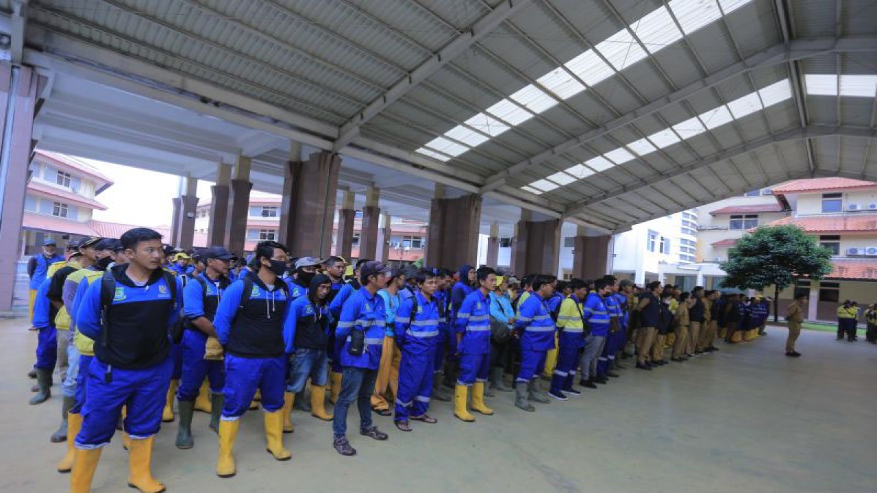 300 personil tim Operasi dan Pemeliharaan (OP) dari bidang tata air dan bina marga Dinas PUPR mengikuti apel siaga perbaikan jalan rusak di Puspemkot Tangerang, Selasa.