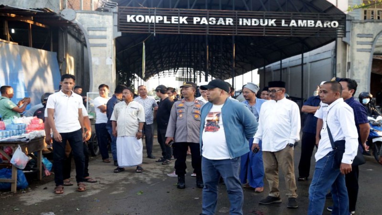 Pj Bupati Aceh Besar, Muhammad Iswanto bersama sejumlah Kepala OPD Pemkab Aceh Besar melakukan peneriban pasar dan parkir di Pasar Induk Lambaro, Kecamatan Ingin Jaya, Aceh Besar, Rabu (29/03/2023) (ANTARA/HO)