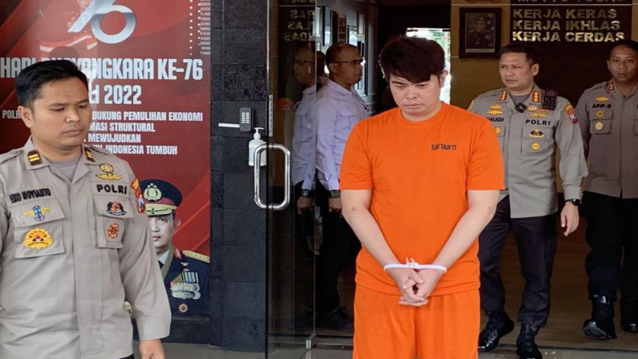 Tersangka kasus investasi robot trading ATG Raymond Enovan (berbaju oranye) pada saat dirilis di Polresta Malang Kota, Jawa Timur, Kamis (16/3/2023). ANTARA/Vicki Febrianto