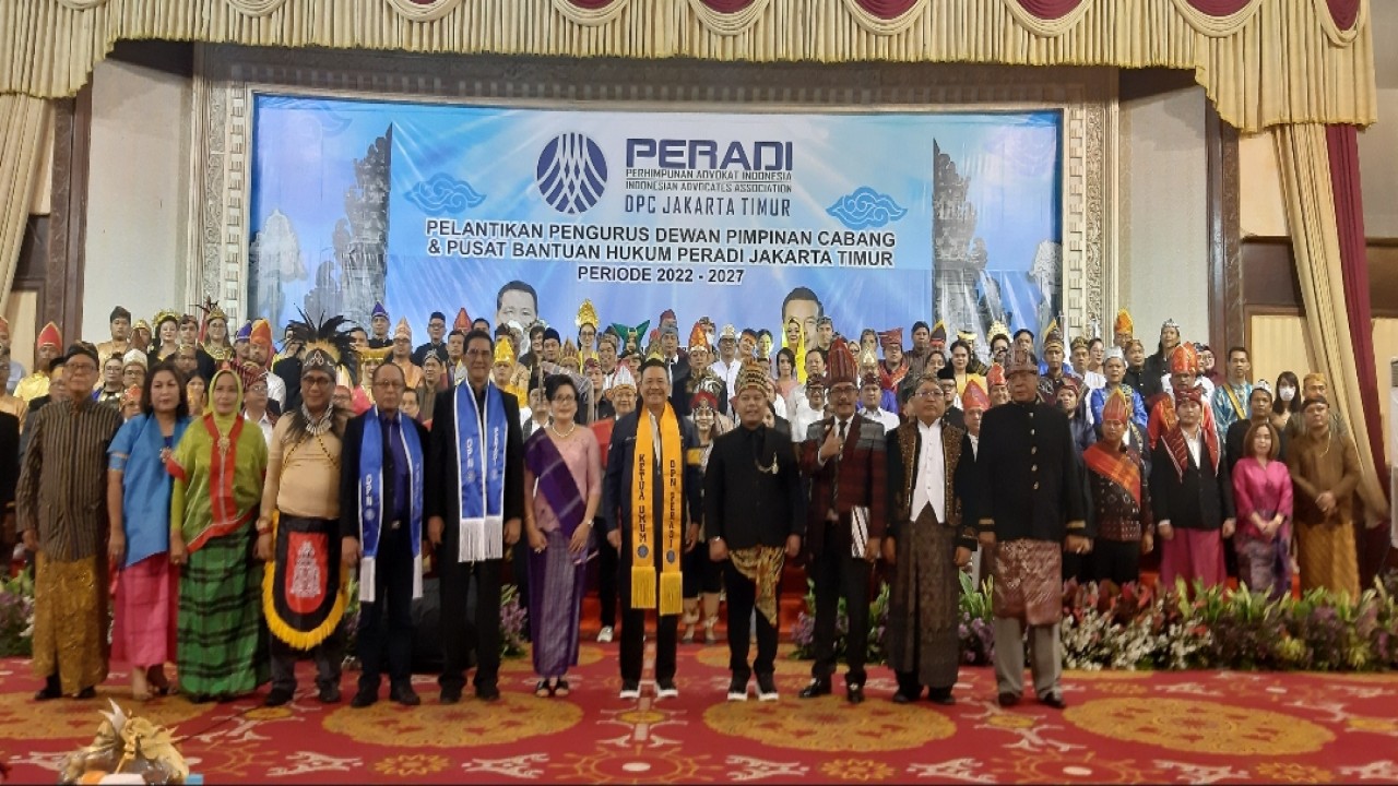 Ketua Umum Dewan Pimpinan Nasional Perhimpunan Advokat Indonesia (DPN PERADI), Prof. Dr. Otto Hasibuan, S.H., M.M, bersama pengurus dan anggota Dewan Pimpinan Cabang (DPC) dan Pos Bantuan Hukum (PBH) PERADI wilayah Jakarta Timur/Nusantaratv.com