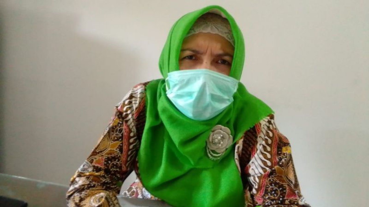 Kepala Bidang Pencegahan dan Pengendalian Penyakit (P2P) Dinas Kesehatan Kota (DKK) Surakarta Tenny Setyoharini saat memberikan keterangan kepada wartawan di Solo, Selasa (7/3/2023). ANTARA/Aris Wasita