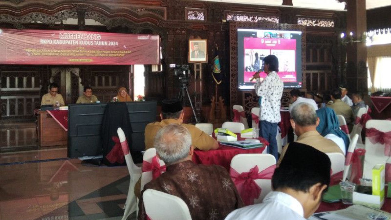 Ketua Perkumpulan Petani Pemakai Air (P3A) Sistem Kedungombo Akrab saat diskusi dalam musyawarah perencanaan pembangunan (Musrenbang) RKPD Kudus 2024 di Pendopo Kabupaten Kudus, Senin (20/3/2023). (ANTARA/Akhmad Nazaruddin Lathif)