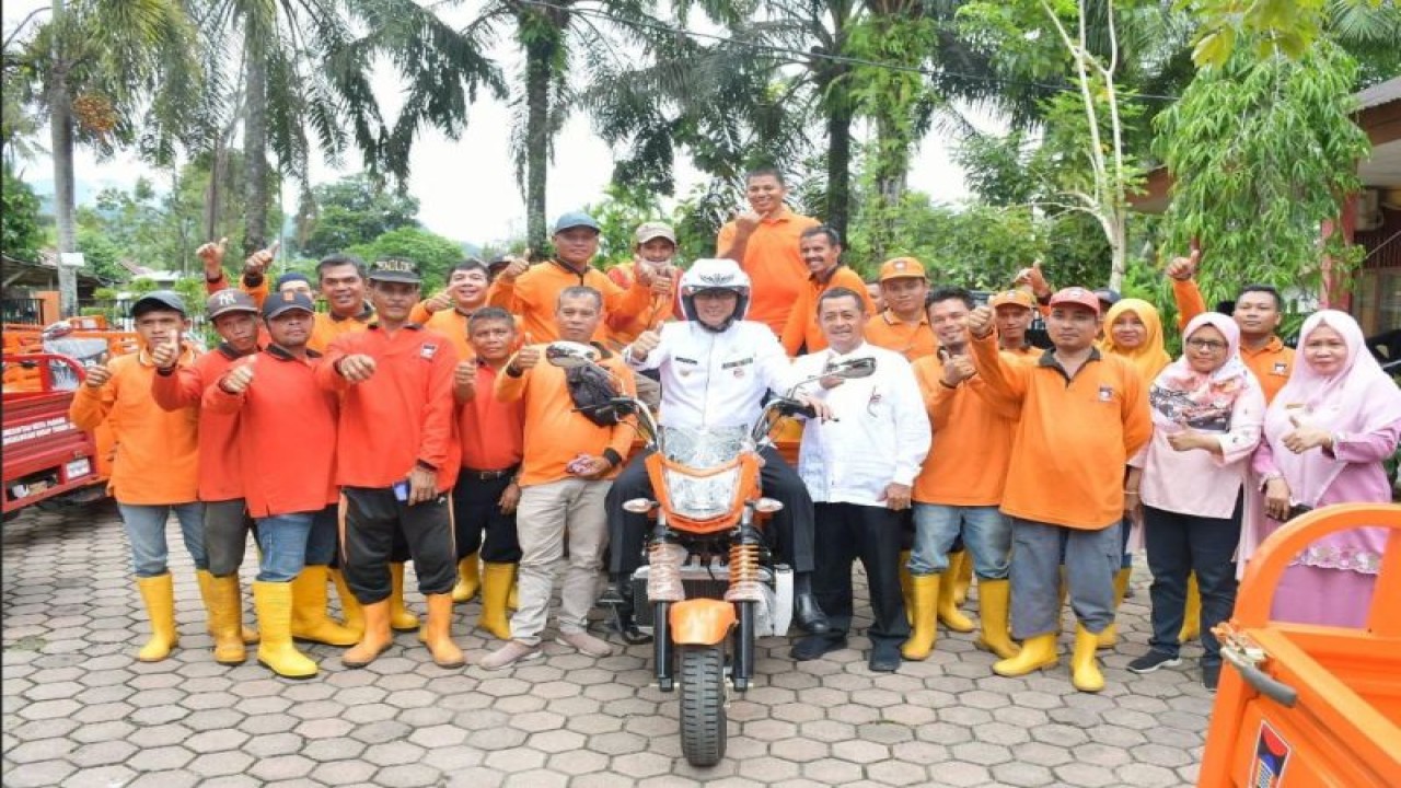 Wali Kota Padang, Hendri Septa bersama tenaga kebersihan Kota Padang dan juga becak motor baru yang baru dibeli. ANTARA/Diskominfo Padang