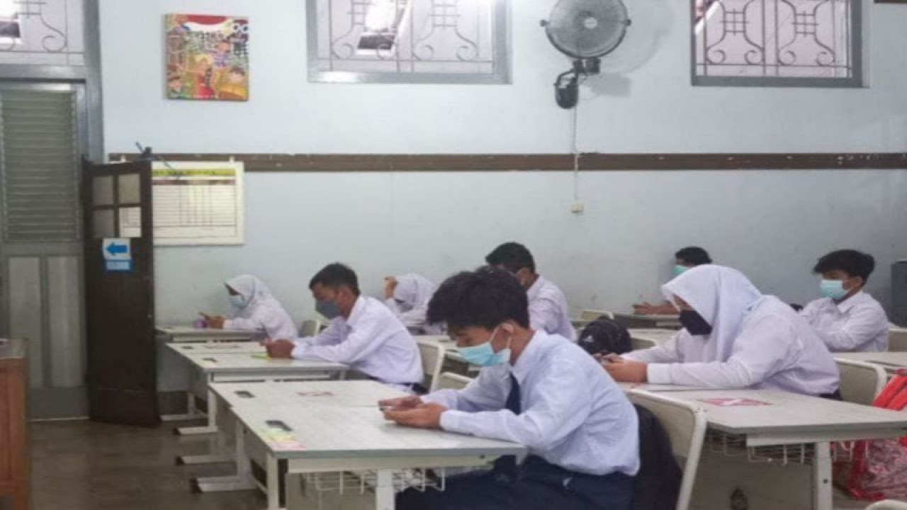 Siswa di SMP Negeri 4 Yogyakarta mengikuti penilaian tengah semester yang dilakukan sebagai bagian dari simulasi PTM terbatas, Senin (20/9/21) (ANTARA/Eka AR)