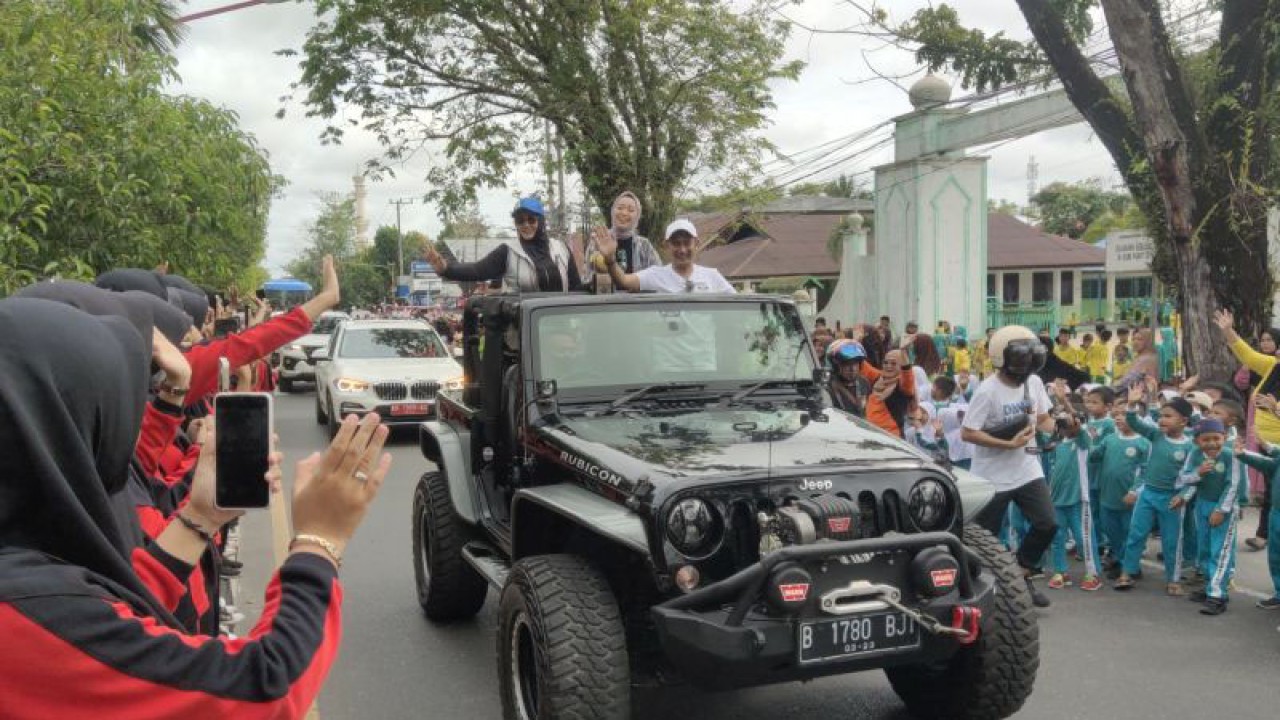 Wali Kota Palangka Raya, Kalimantan Tengah Fairid Naparin saat arak-arakan Piala Adipura di Palangka Raya, Jumat (3/3/3023). (ANTARA/Rendhik Andika)