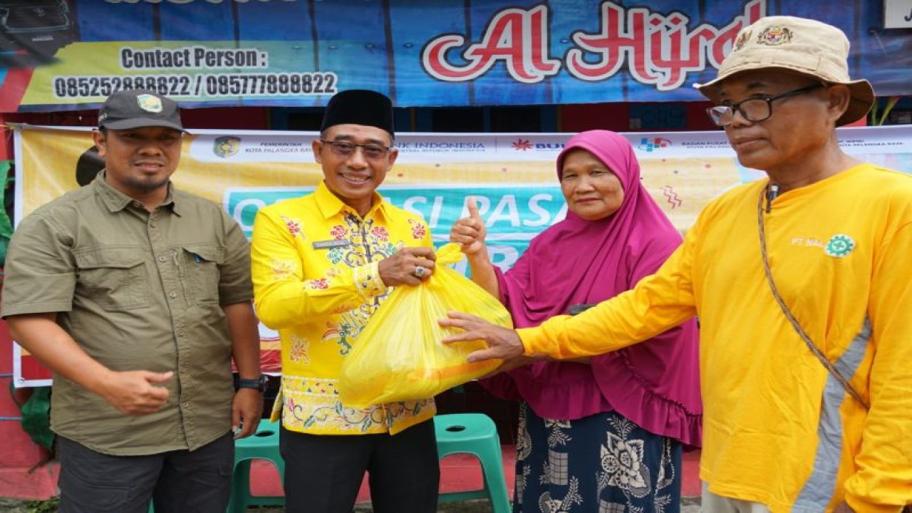 Dinas Perdagangan Koperasi Usaha Kecil Menengah dan Perindustrian (DPKUKMP) Palangka Raya melakukan operasi pasar di kota setempat. (ANTARA/HO-Dokumentasi Pribadi)