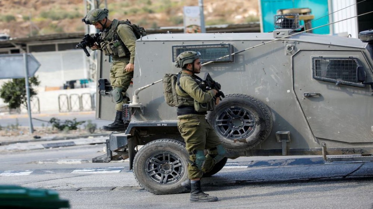 Tentara Israel berpatroli di dekat lokasi insiden penembakan, dekat Nablus di Tepi Barat yang diduduki Israel 11 Oktober 2022. (Raneen Sawafta/Reuters)