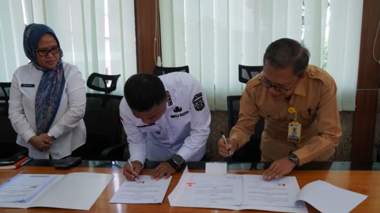 Wali Kota Palu Hadianto Rasyid (kedua kanan) menandatangani perjanjian kerja sama dengan sejumlah fasilitas kesehatan milik pemerintah maupun swasta dalam mengakomodasi program inovasi kependudukan, Alpukat, di Palu, Rabu (15/3/2023). ANTARA/HO-Humas Pemkot Palu)
