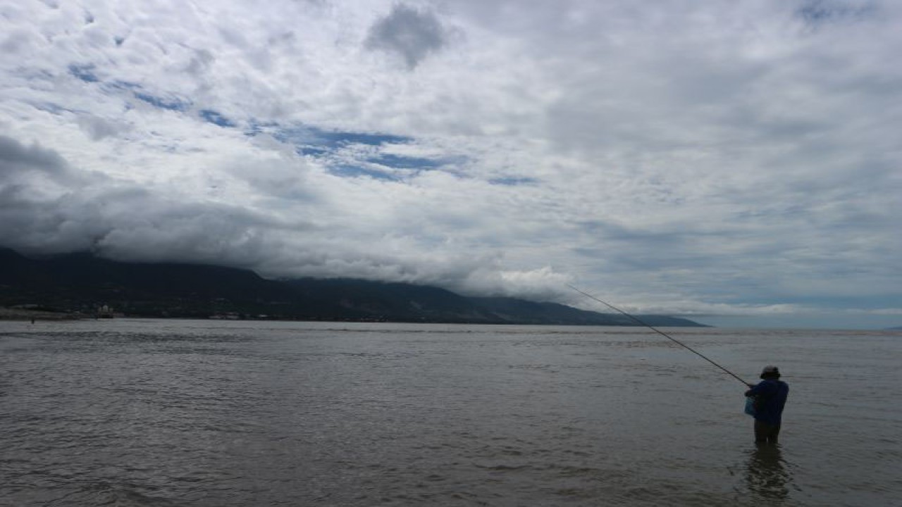 Arsip Foto. Awan menyelimuti langit di atas Teluk Palu, Kota Palu, Provinsi Sulawesi Tengah. (ANTARA/Kristina Natalia)