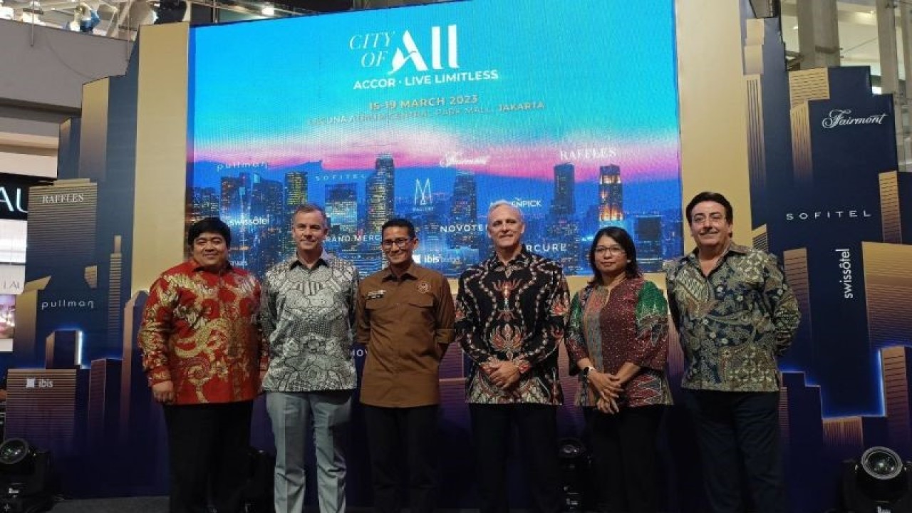 Menparekraf Sandiaga Uno (tiga dari kiri) dan Chief Executive Officer Accor Southeast Asia, Japan, & South Korea Garth Simmons (empat dari kiri) dalam acara pembukaan pameran City of All di Mal Central Park Jakarta Barat, Rabu (15/3/2023) (ANTARA/Suci Nurhaliza)