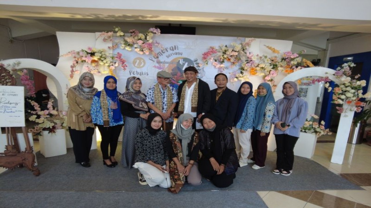 Penyair Indonesia Zawawi Imron berfoto bersama mahasiswa dalam Pameran Bersama 23 Pelukis: The Art Rendezvous 2023 di Fakultas Ilmu Budaya Universitas Airlangga, Surabaya, Senin (6/3/2023). (Antara/HO-FIB UNAIR)