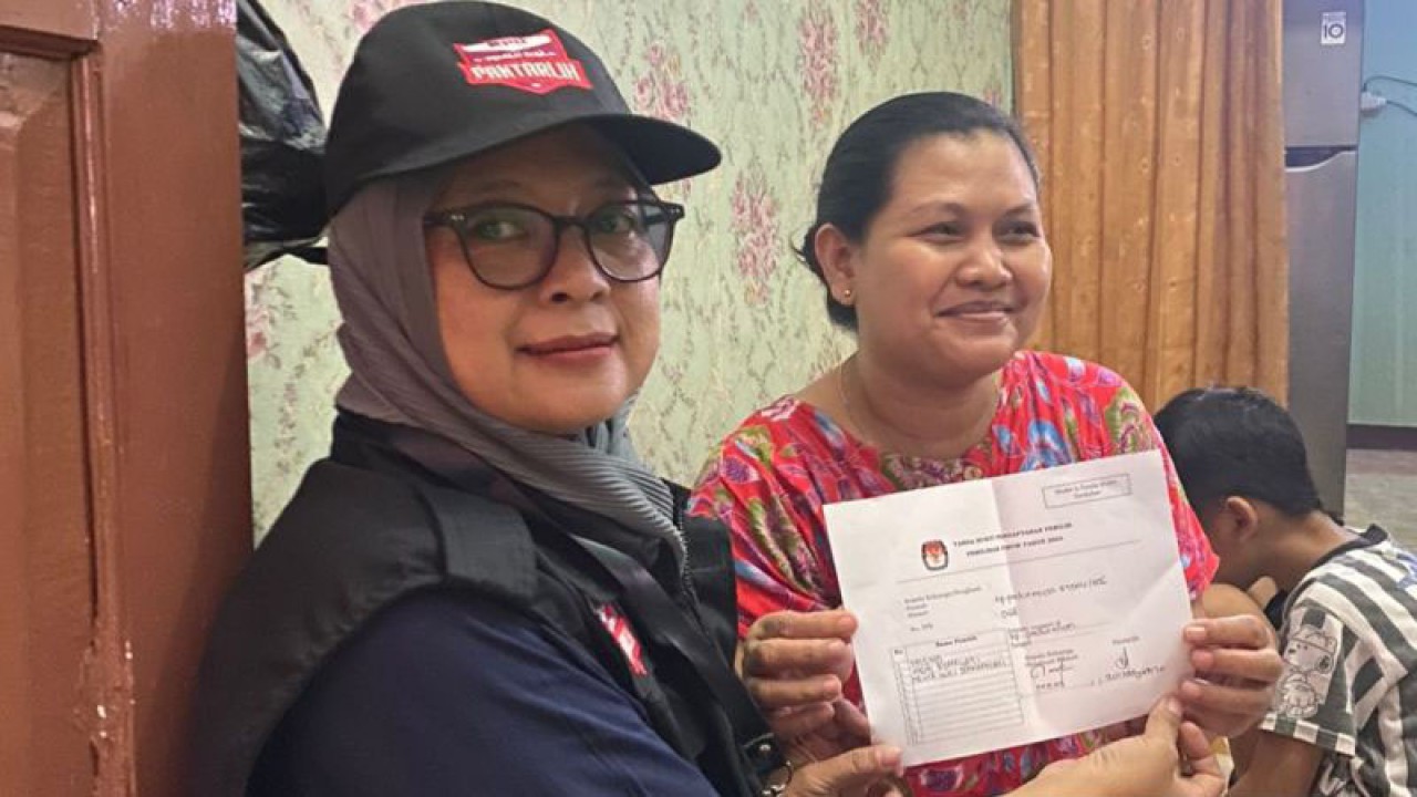 Panitia Pemutakhiran Data Pemilih (Pantarlih) melakukan pencocokan dan penelitian (coklit) data calon pemilih untuk Pemilu 2024 di wilayah Jakarta Timur. (ANTARA/HO-KPU Jakarta Timur)