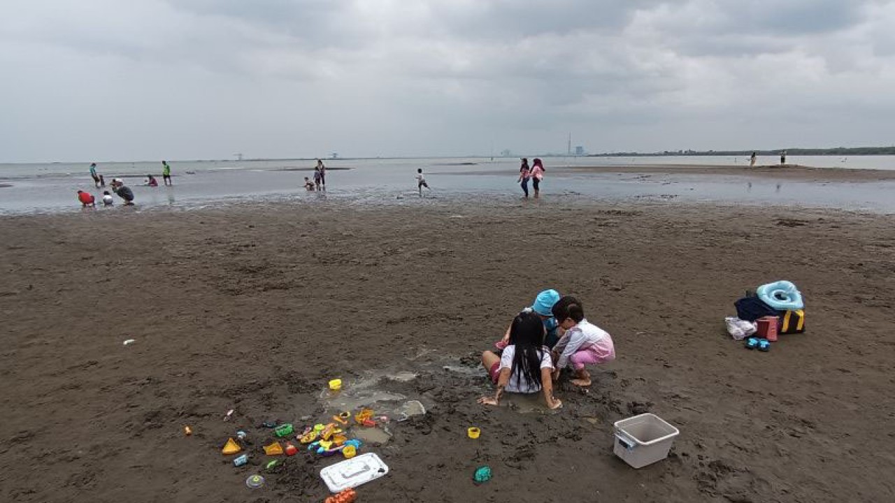 Pengunjung saat menikmati suasana di Pantai Kejawanan, Kota Cirebon, Jawa Barat, Sabtu (14/2/2023). (ANTARA/Khaerul Izan)