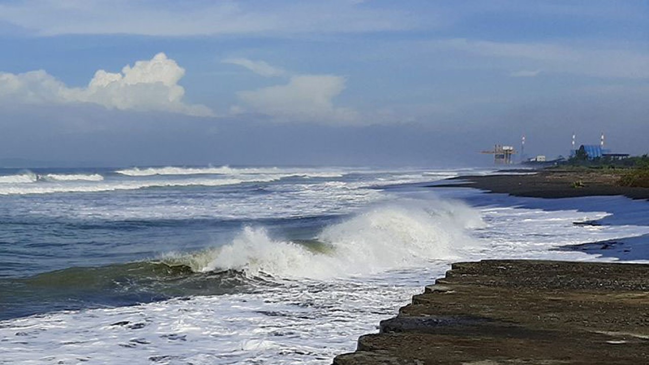 Gelombang tinggi di Pantai Bunton, Kecamatan Adipala, Kabupaten Cilacap. ANTARA/Sumarwoto