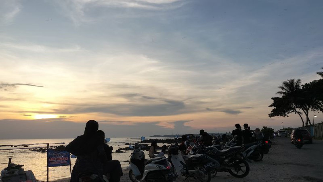 Sejumlah wisatawan sedang menikmati suasana pinggir pantai dan menunggu waktu berbuka puasa. ANTARA/HO-Dokumentasi pribadi