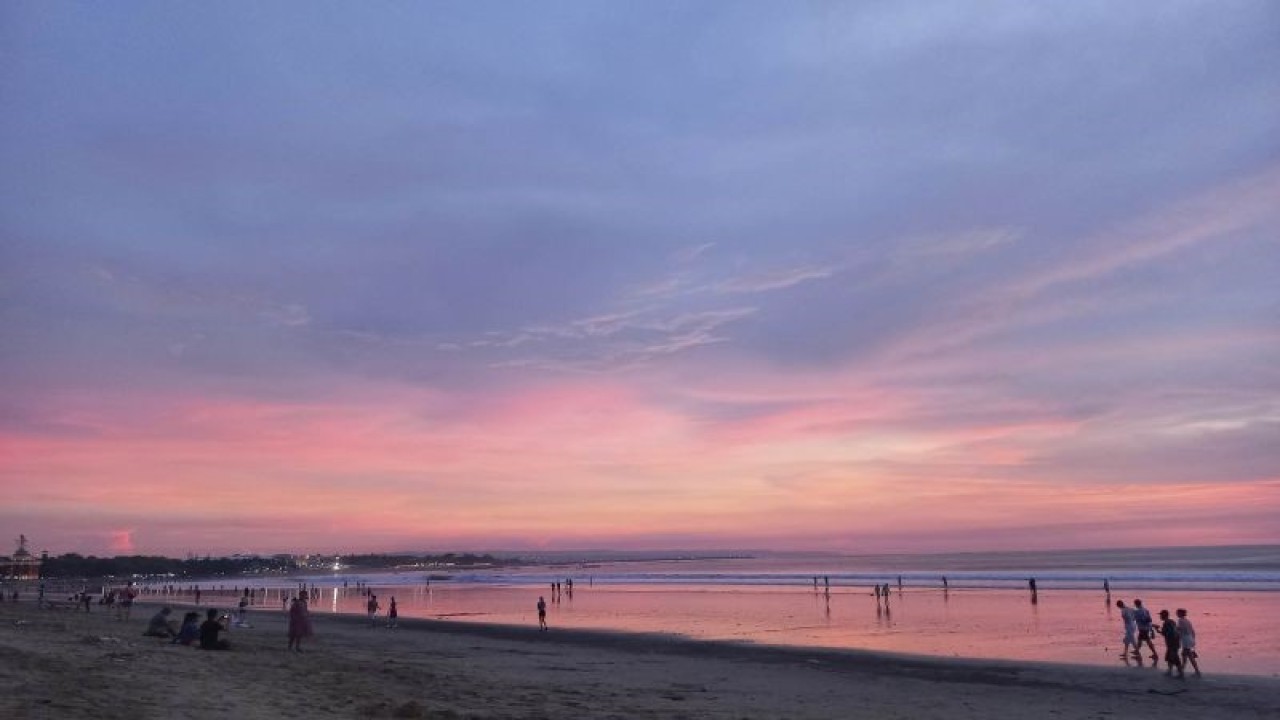 Suasana matahari terbenang di kawasan wisata Pantai Kuta, Badung, Bali, Kamis (23/3/2023). ANTARA/Nadya Putri Alifia/wsj.