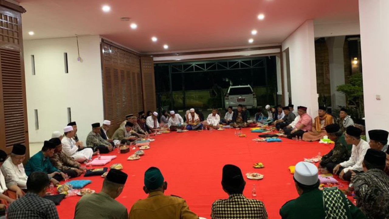 Silaturahim tokoh masyarakat dan alim ulama dengan Penjabat Bupati Bekasi di Rumah Dinas Bupati Bekasi menjelang Bulan Suci Ramadhan 1444 Hijriah, beberapa waktu lalu. (ANTARA/Pradita Kurniawan Syah).