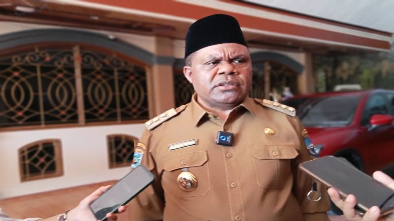 Bupati Manokwari, Papua Barat, Hermus Indou saat diwawancara sejumlah awak media di Manokwari, Kamis. (ANTARA/Fransiskus Salu Weking)