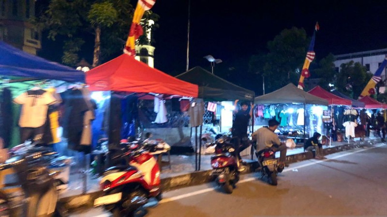 Para pedagang perlengkapan shalat musiman didepan masjid raya Al Fatah Maluku (Antara/DedyAzis)