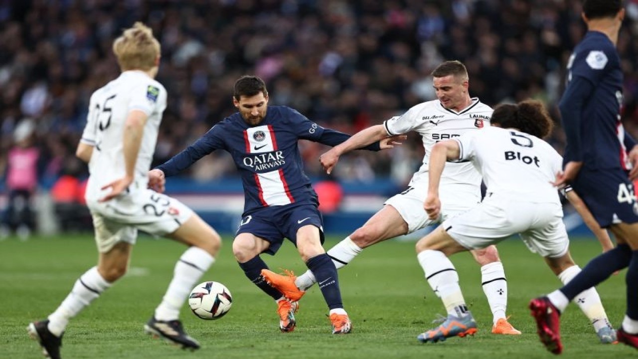 Pemain PSG Lionel Messi (kedua kiri) berduel untuk memperebutkan bola dengan gelandang Rennes Benjamin Bourigeaud (tengah kanan) dalam pertandingan pekan ke-28 Liga Prancis di Parc des Princes pada 20 Maret 2023. ANTARA/AFP/ANNE-CHRISTINE POUJOULAT