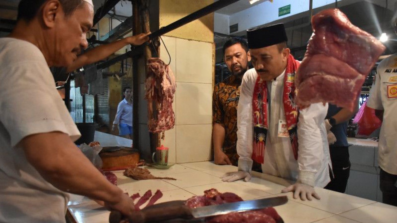 Wali Kota Administrasi Jakarta Timur Muhammad Anwar saat meninjau Pasar Kramat Jati, Jakarta Timur, Jumat (17/3/2023). ANTARA/HO-Kominfotik Jakarta Timur