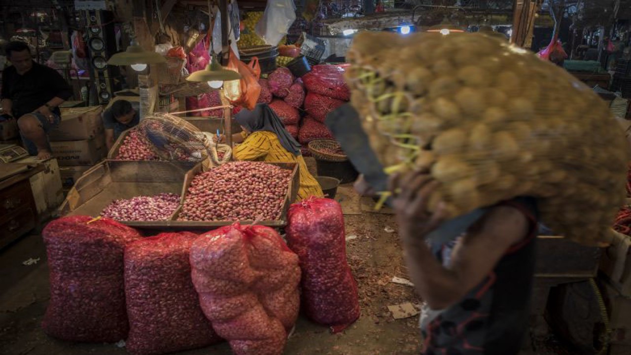 Dokumentasi. Pedagang menyortir bawang merah yang dijual di Pasar Induk Kramat Jati, Jakarta, Jumat (24/3/2023). Bawang merah sering menjadi komoditas pemicu inflasi. ANTARA FOTO/Galih Pradipta/hp. (ANTARA FOTO/GALIH PRADIPTA)