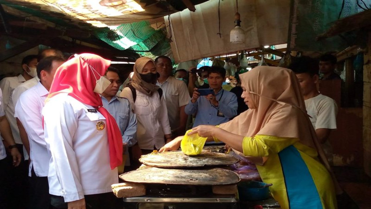 Wali Kota Bandarlampung Eva Dwiana saat meninjau pasar ikan Gudang Lelang. Bandarlampung, Rabu, (29/3/2023). (ANTARA/Dian Hadiyatna)