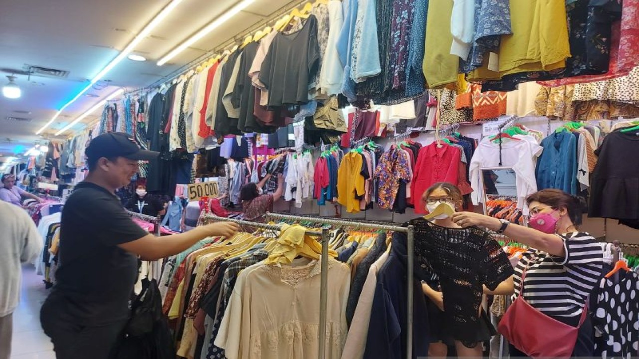 Situasi pusat pakaian bekas impor (thrifting) di lantai 2 Pasar Senen Blok III, Jakarta Pusat, Selasa (21/3/2023). ANTARA/Mentari Dwi Gayati
