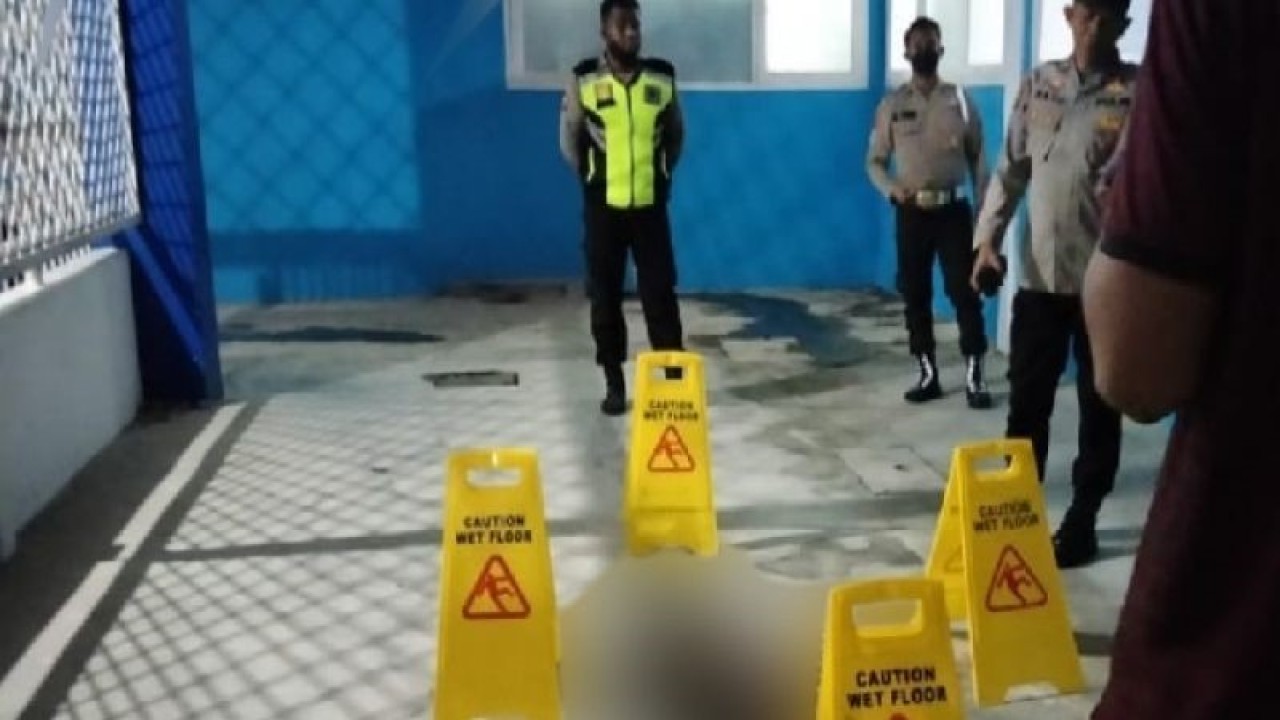 Polisi memeriksa tempat korban ditemukan tewas dan Pada Rabu (8/3) malam di RSUP M Djamil Padang. ANTARA/FathulAbdi