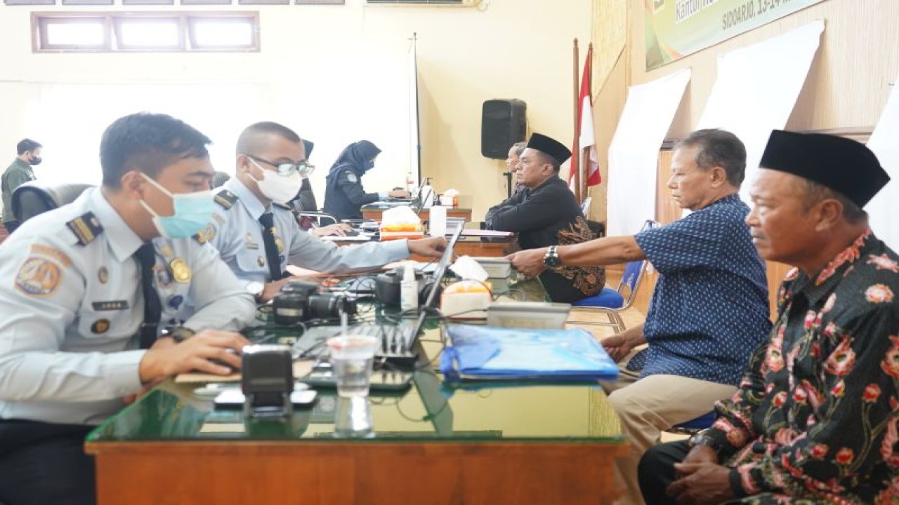 Pelayanan paspor haji di Kantor Kemenag Sidoarjo. ANTARA/HO Kanwilkumham Jatim