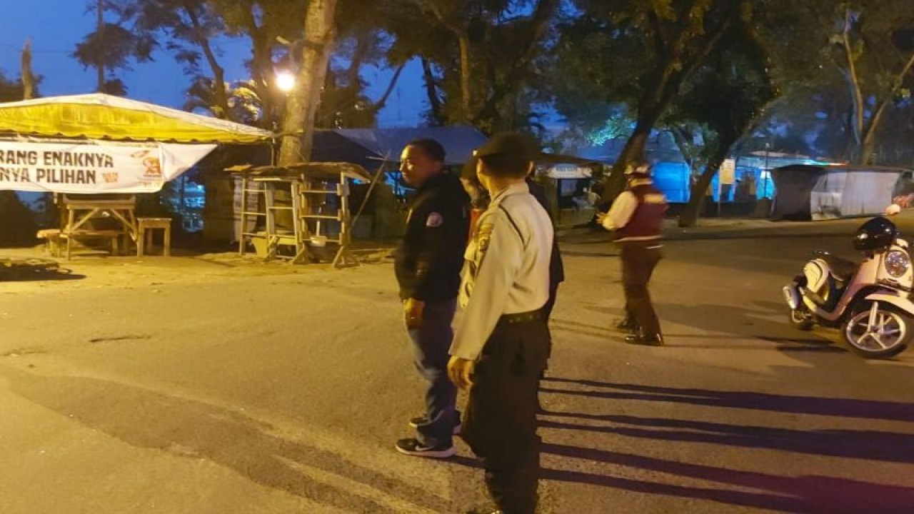 Personel Polres Asahan melaksanakan patroli di sejumlah jalan di Kota Kisaran, selama bulan Suci Ramadhan. ((ANTARA/HO- Humas Polres Asahan))
