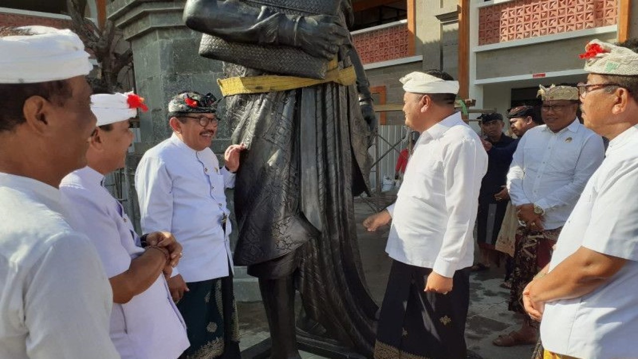 Wakil Gubernur Bali Tjokorda Oka Artha Ardana Sukawati (Tiga dari kiri) dan Bupati Gianyar I Made Mahayastra (tiga dari kanan) menyaksikan pemasangan patung Tjok. Gde Agung Sukawati di halaman terbuka Pasar Tematik Ubud (Dok Humas)