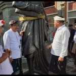 Patung Tjokorda Gde Agung Sukawati berdiri di Pasar Ubud-1680165280