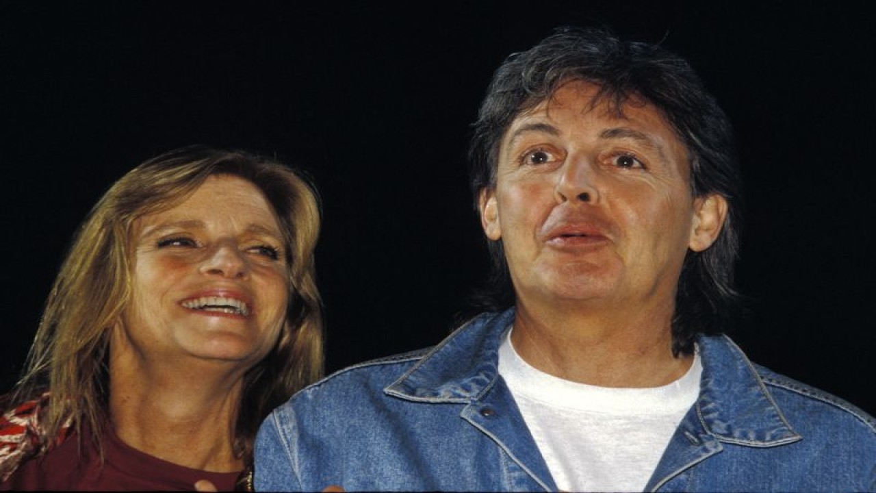 Arsip foto - Paul McCartney dan Linda McCartney saat tampil di London, Inggris. (ANTARA/Reuters/Julio Etchart)