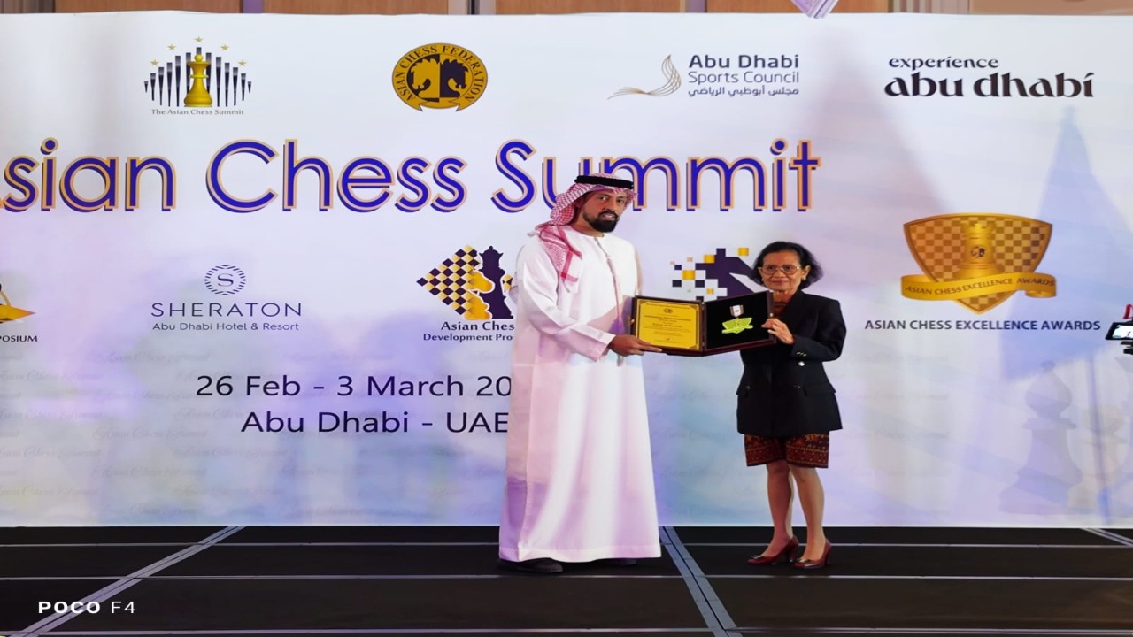 Indonesia raih Event of The Year sebagai penyelenggara kegiatan terbaik pada 2022 melalui event Asian Youth Chess Championship (AYCC) 2022 Bali. Dr Dwi Hatmisari Ambarukmi Kabid Luar Negeri PB Percasi menerima penghargaan dari ACF President, Sheikh Sultan bin Khalifa bin Shackboot Al-Nahyan di Abu Dhabi, 1 maret 2023. Foto: Urry Kartopati/Humas PB Percasi 